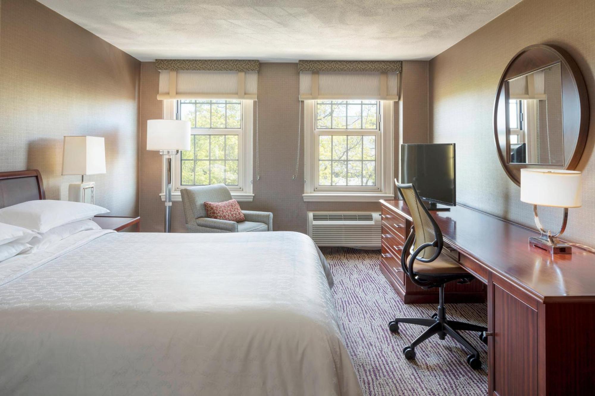 Sheraton Commander Hotel 4*