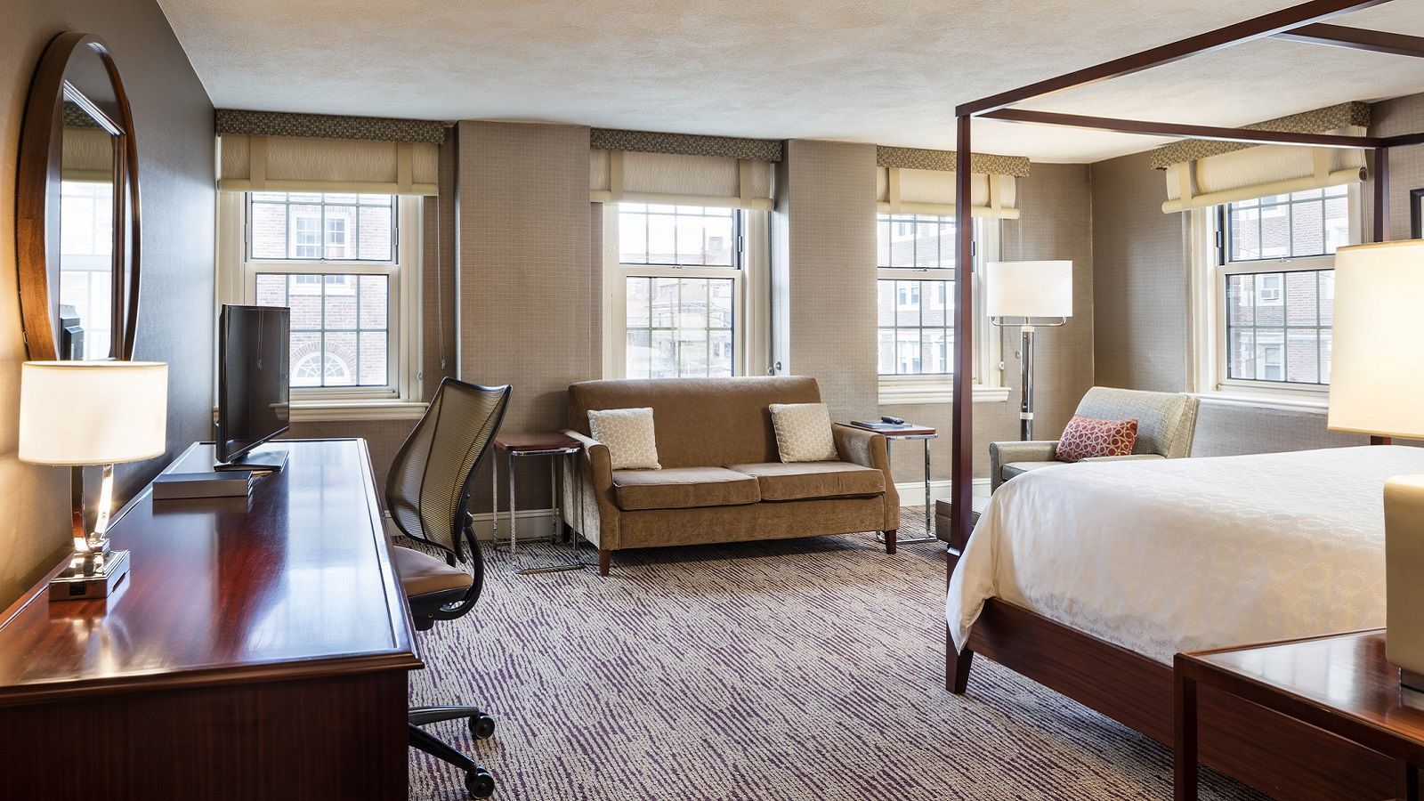 Sheraton Commander Hotel 4*